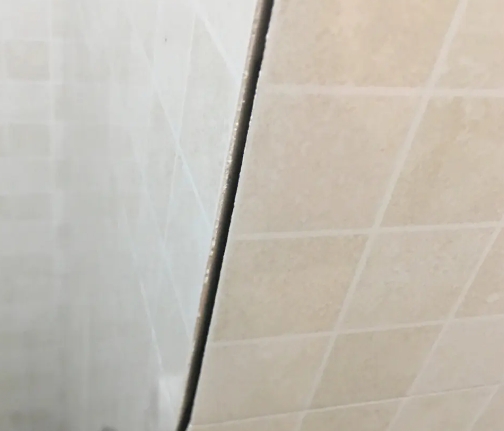 富阳瓷砖空鼓维修公司分享阳台瓷砖脱落的修复过程可以分为以下几个步骤