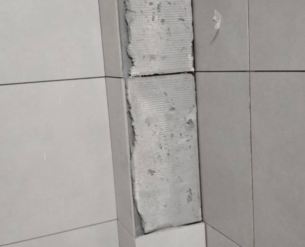 富阳瓷砖空鼓维修公司分享下瓷砖施工前基层浇水润湿程度不足，可能导致以下问题