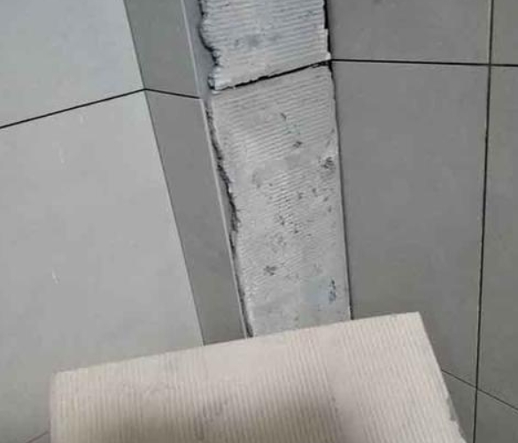 富阳瓷砖空鼓维修公司分享下厨房瓷砖脱落的补救措施。